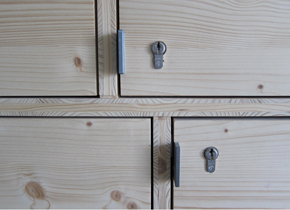unbehandelter Holzschrank